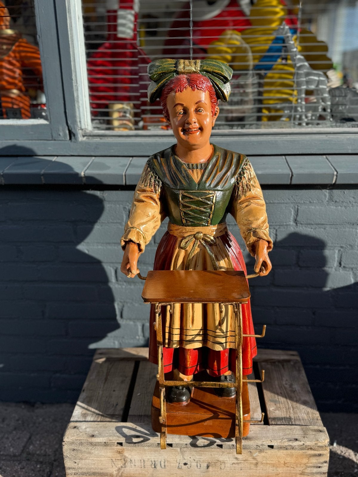 Vintage Beeld met dienblad - Serveerster, Ophalen