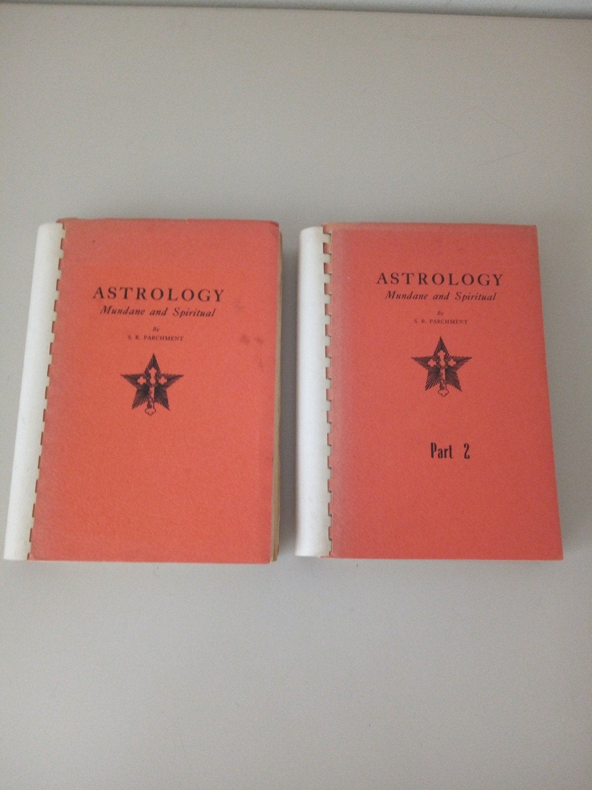 Astrology Mundane and Spiritual - S.R. Parchment (2 delen), Gelezen, Achtergrond en Informatie, Astrologie, Ophalen of Verzenden