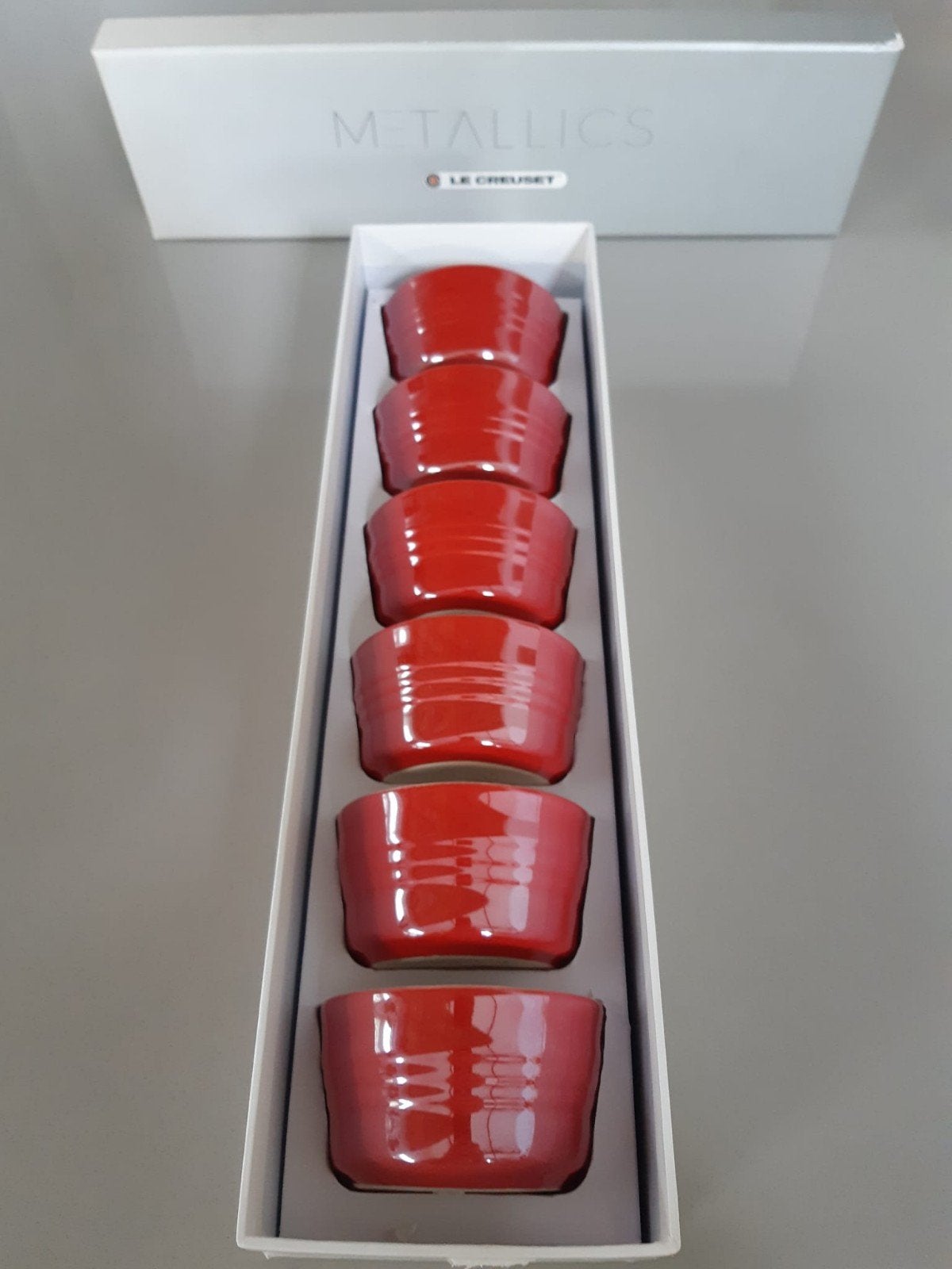 6 Le Creuset Ramekins Metallic Cherry Nieuw in de doos, Nieuw, Ophalen of Verzenden, Overige stijlen, Kop(pen) en/of Schotel(s)