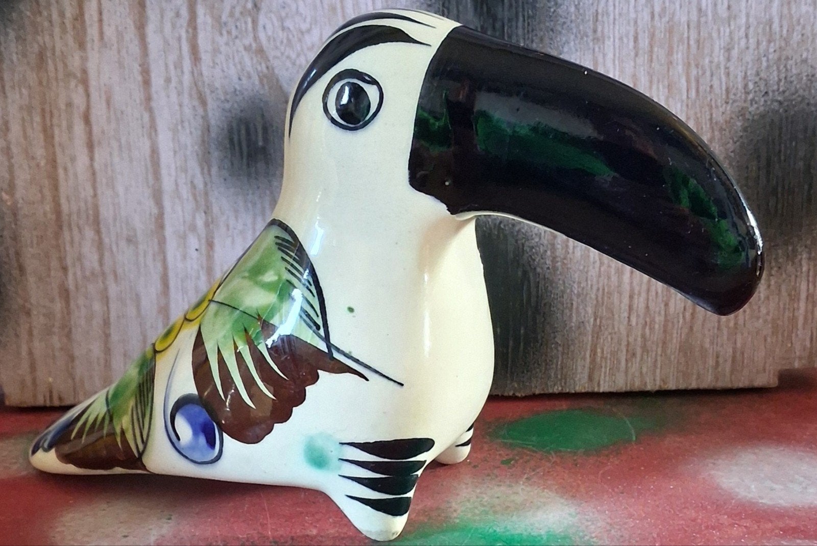 Toekan. Mexico. Sign. Porselein. Handpainted.  20 cm., Ophalen, Zo goed als nieuw, Dier