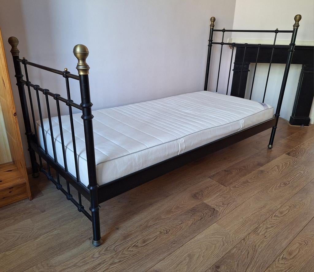 1 persoons Ikea bedframe incl matras; 90x200cm, Ophalen, Eenpersoons, Zwart, Metaal
