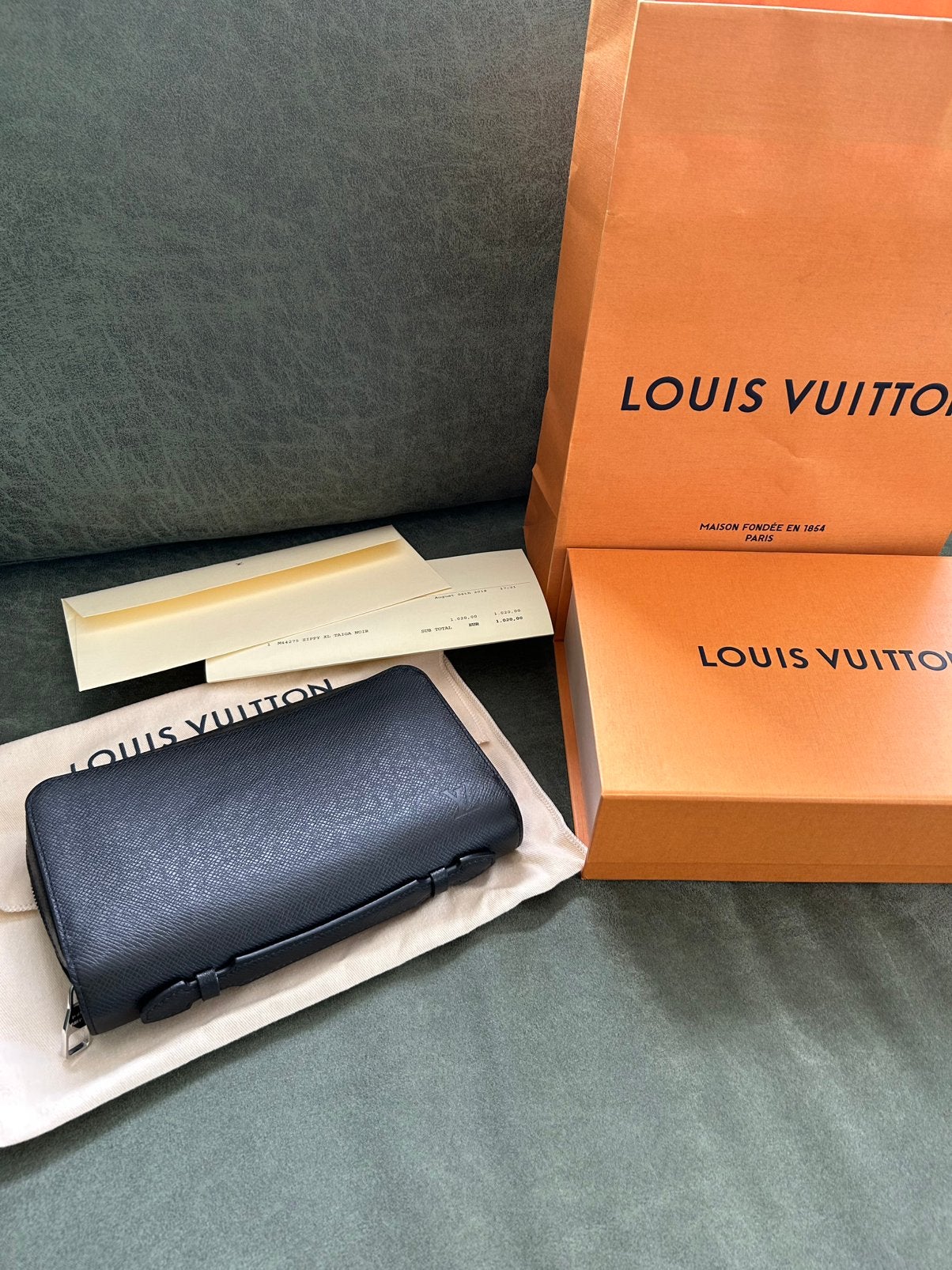 Louis Vuitton Zippy XL Taiga leer Zwart M44275 met bon doos, Zwart, Zo goed als nieuw, Leer, Ophalen