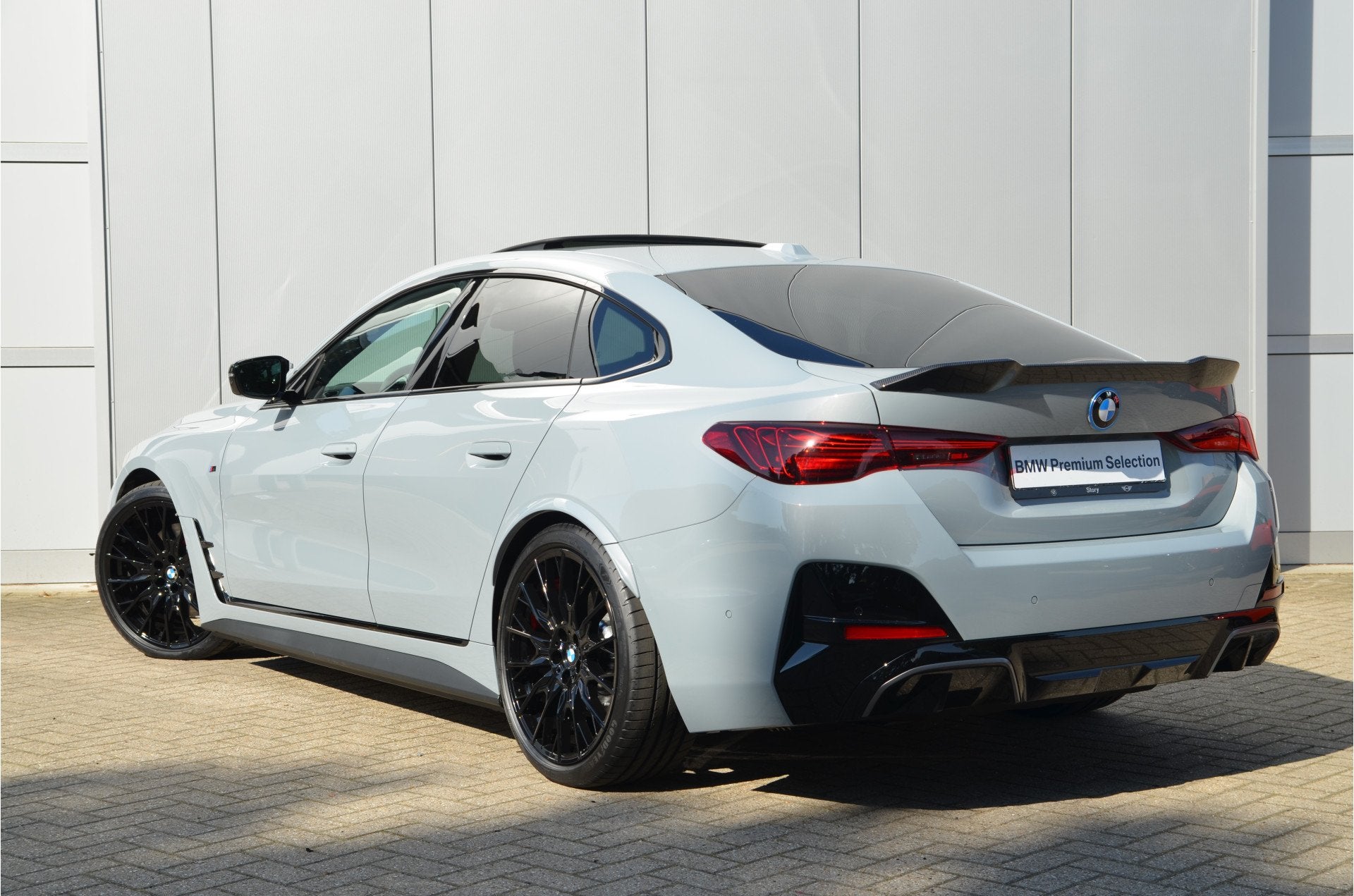 BMW i4 eDrive40 M Sport / Schuif-kanteldak / Adaptieve LED /, 81 kWh, Achterwielaandrijving, Met garantie (alle), 2020 kg