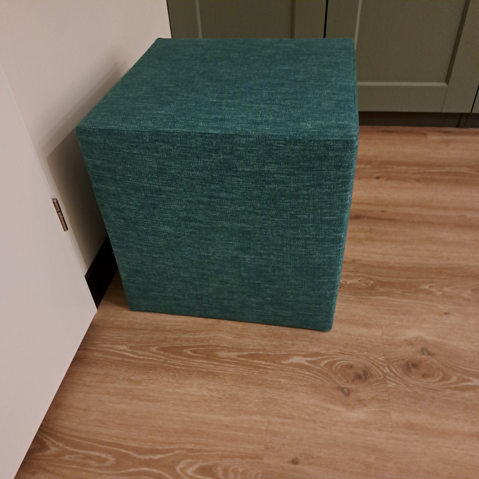 Hocker 45x45x45 cm - Blauwgroen Bekleed, Huis en Inrichting, Banken | Voetenbanken en Poefen, Ophalen, Minder dan 50 cm, Gebruikt