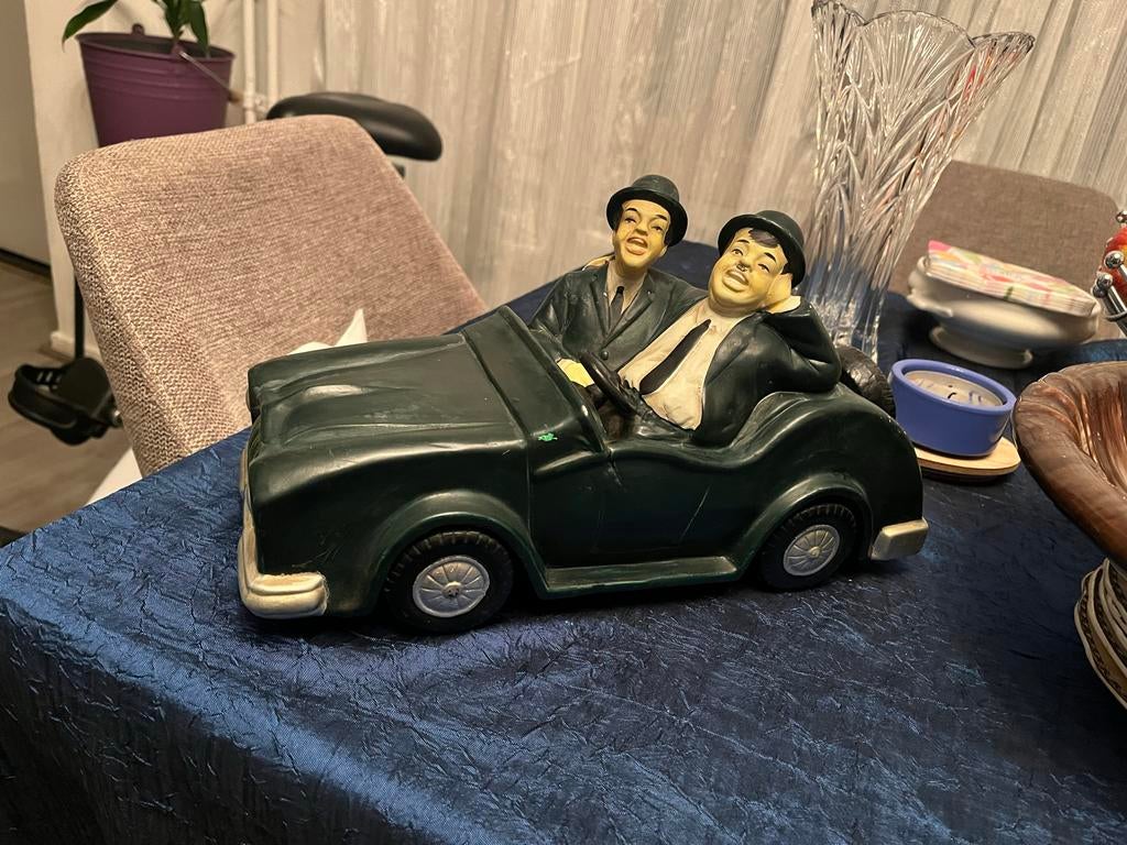 Beeldje Laurel & Hardy in auto - Vintage decoratie, Verzamelen, Beelden en Beeldjes, Ophalen of Verzenden, Zo goed als nieuw