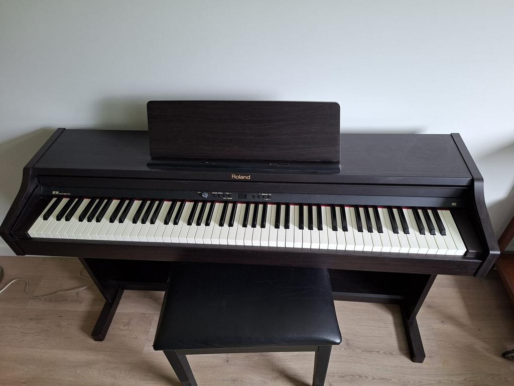 Roland digitale piano met Sennheiser koptelefoon + microfoon, Muziek en Instrumenten, Piano's, Ophalen, Bruin, Digitaal, Zo goed als nieuw