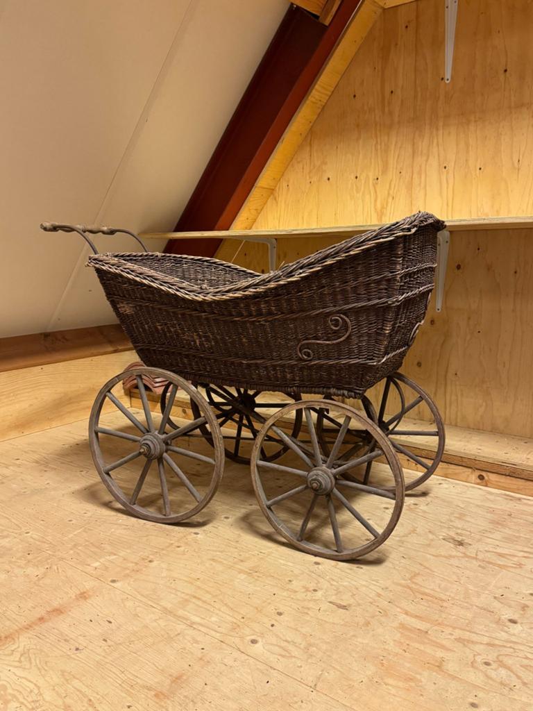 Antieke rieten Kinderwagen - Decoratief Pronkstuk, Ophalen