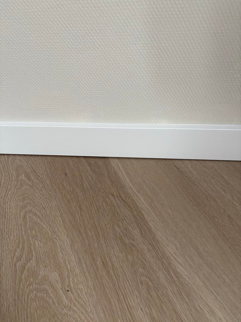 Witte plinten 9 cm x 1,5 cm - Totaal 36 strekkende meter, Nieuw, Ophalen of Verzenden, Mdf, 200 tot 250 cm
