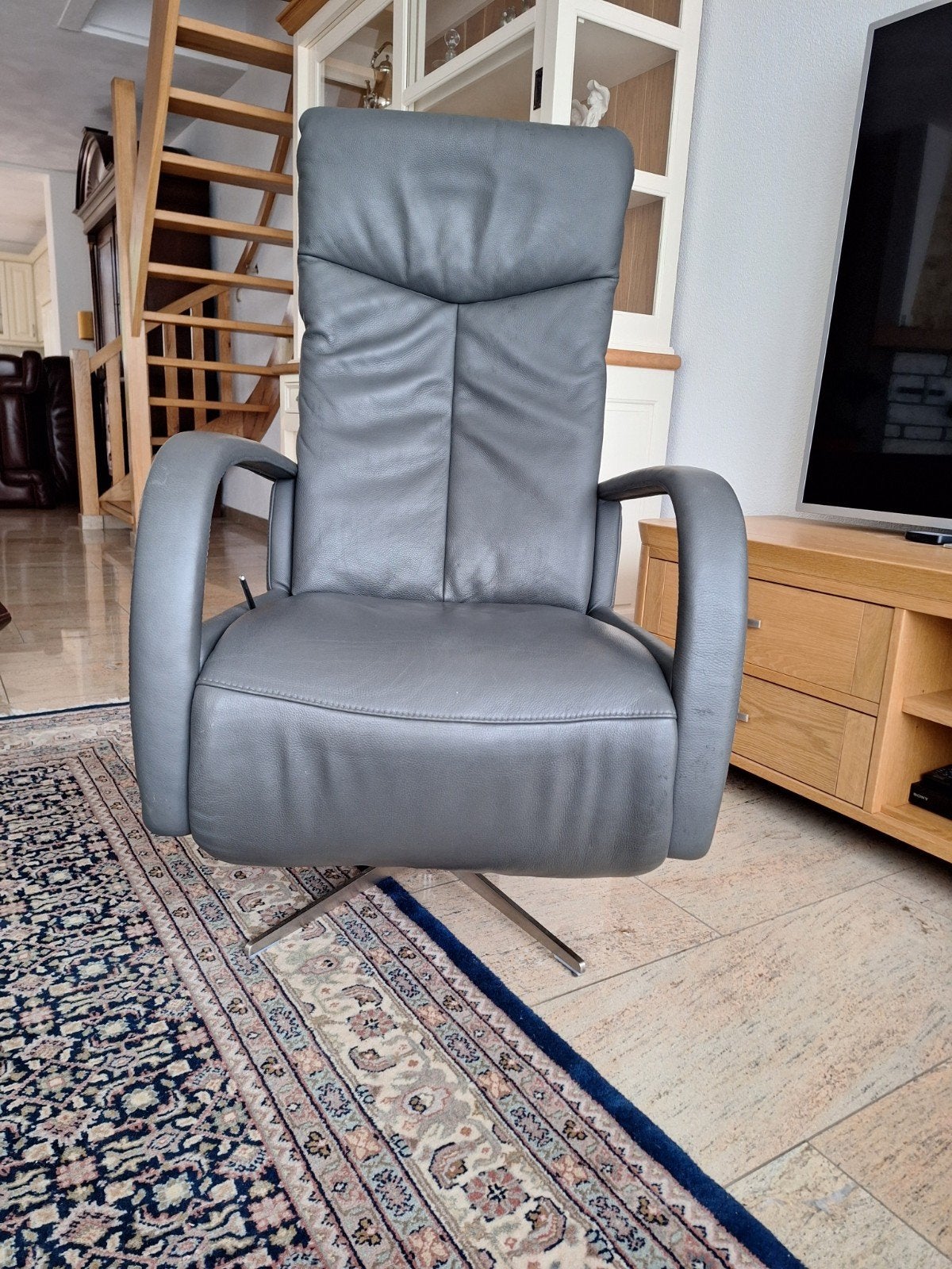 Luxe relaxstoel/fauteuil grijs leder - Zitwereld Roden, Huis en Inrichting, Fauteuils, Ophalen, Zo goed als nieuw, Leer, Modern