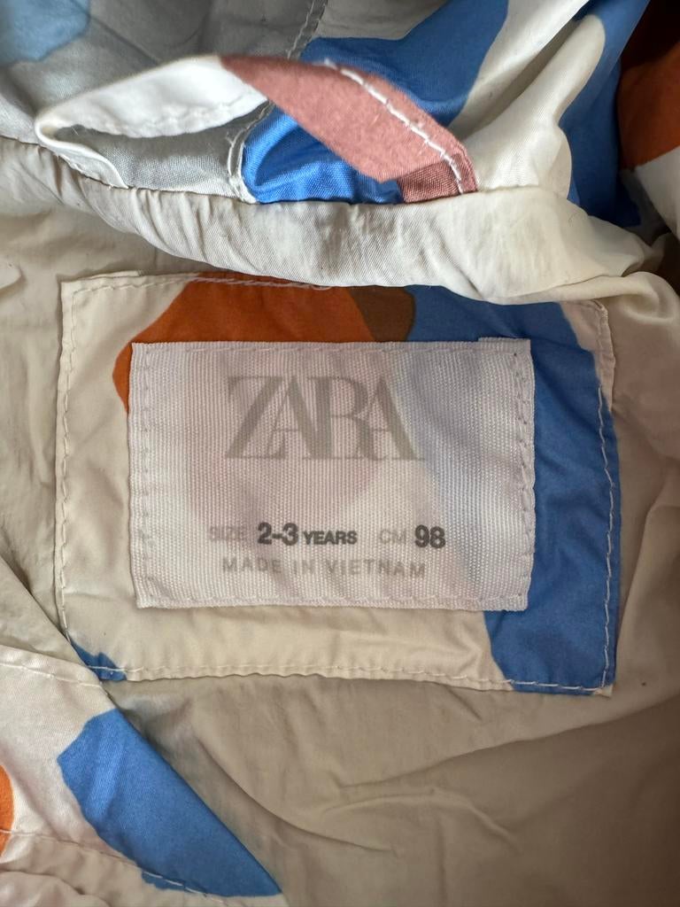 Zara regenjas maat 98 - Zomergasten print, Kinderen en Baby's, Kinderkleding | Maat 92, Ophalen of Verzenden, Zo goed als nieuw