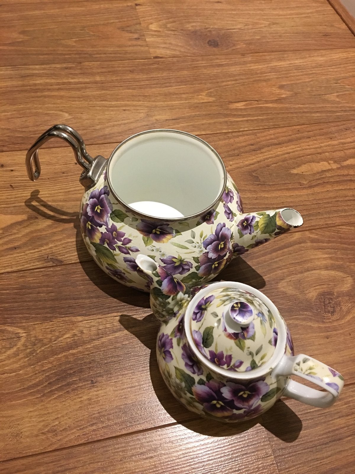Theepot en set met viooltjesprint, Huis en Inrichting, Theepot/fluitketel, Gebruikt, Ophalen of Verzenden, Metaal