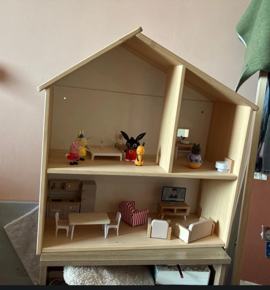 IKEA poppenhuis met meubels en poppetjes, Ophalen of Verzenden, Zo goed als nieuw, Poppenhuis