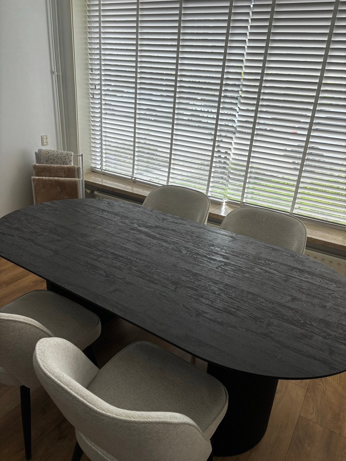 Moderne ovale eettafel, Ophalen, 100 tot 150 cm, Zo goed als nieuw, 150 tot 200 cm