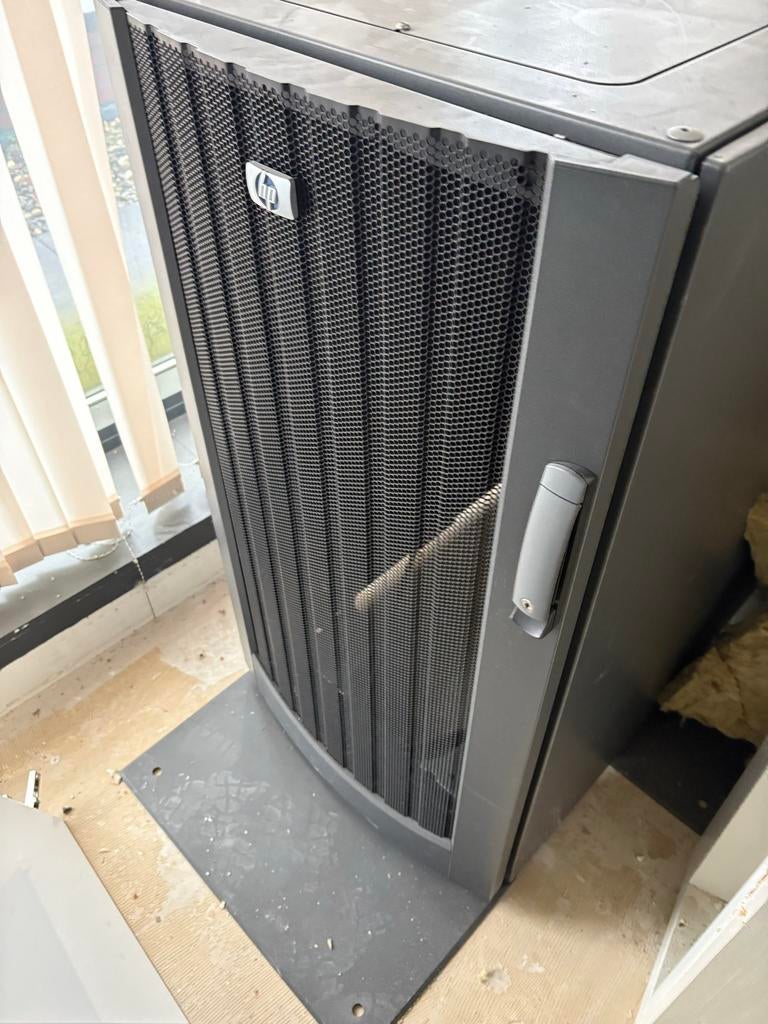HP Serverkast - Gebruikt HP 22U Rack Enclosure, Computers en Software, Serverkasten, Ophalen, Gebruikt, Geperforeerd, Plaatstaal