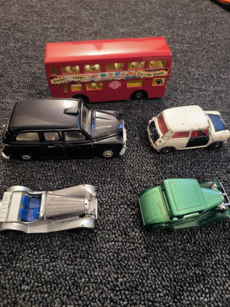 Vintage Britse verzameling: Dinky Toys Austin Taxi & Corgi M, Ophalen of Verzenden, Gebruikt, Auto, Corgi