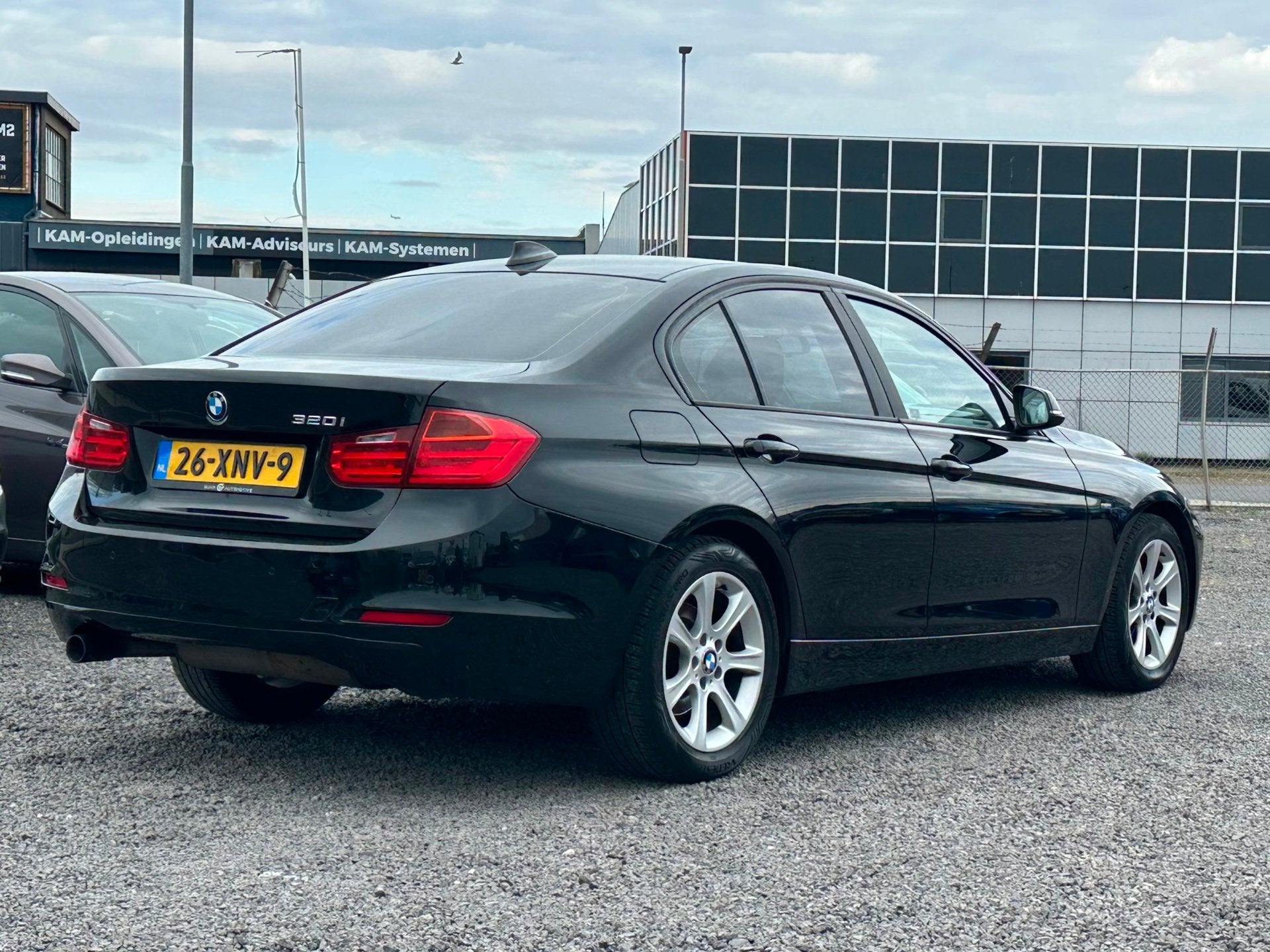 BMW 3-serie 320i Executive/AIRCO/AUTOMAAT/NW APK, Automaat, Euro 5, Gebruikt, Zwart