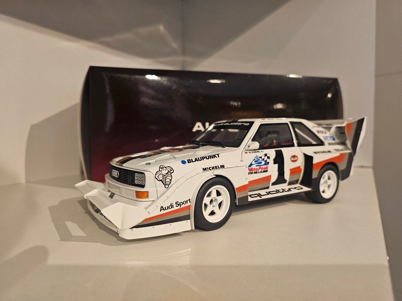 AUTOART 88700 Audi Quattro S1 Pikes Peak 1987 1:18, Ophalen of Verzenden, Zo goed als nieuw, Auto, Autoart