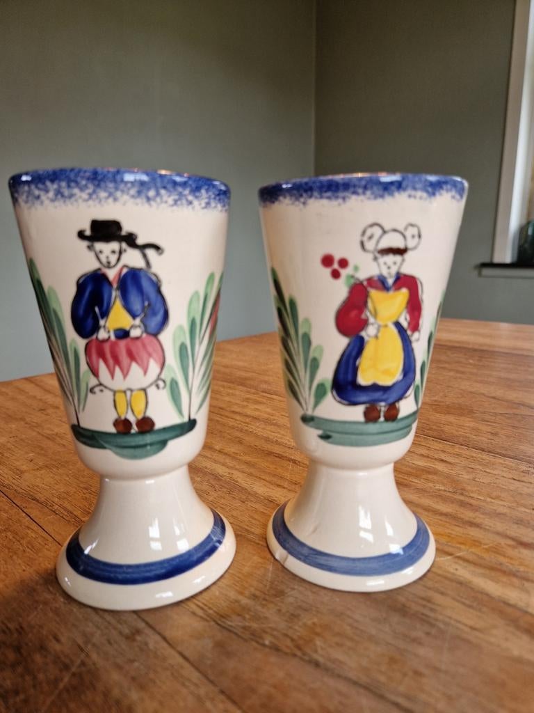 2 handbeschilderde decoratieve Bretonse  mokken, Antiek en Kunst, Ophalen of Verzenden