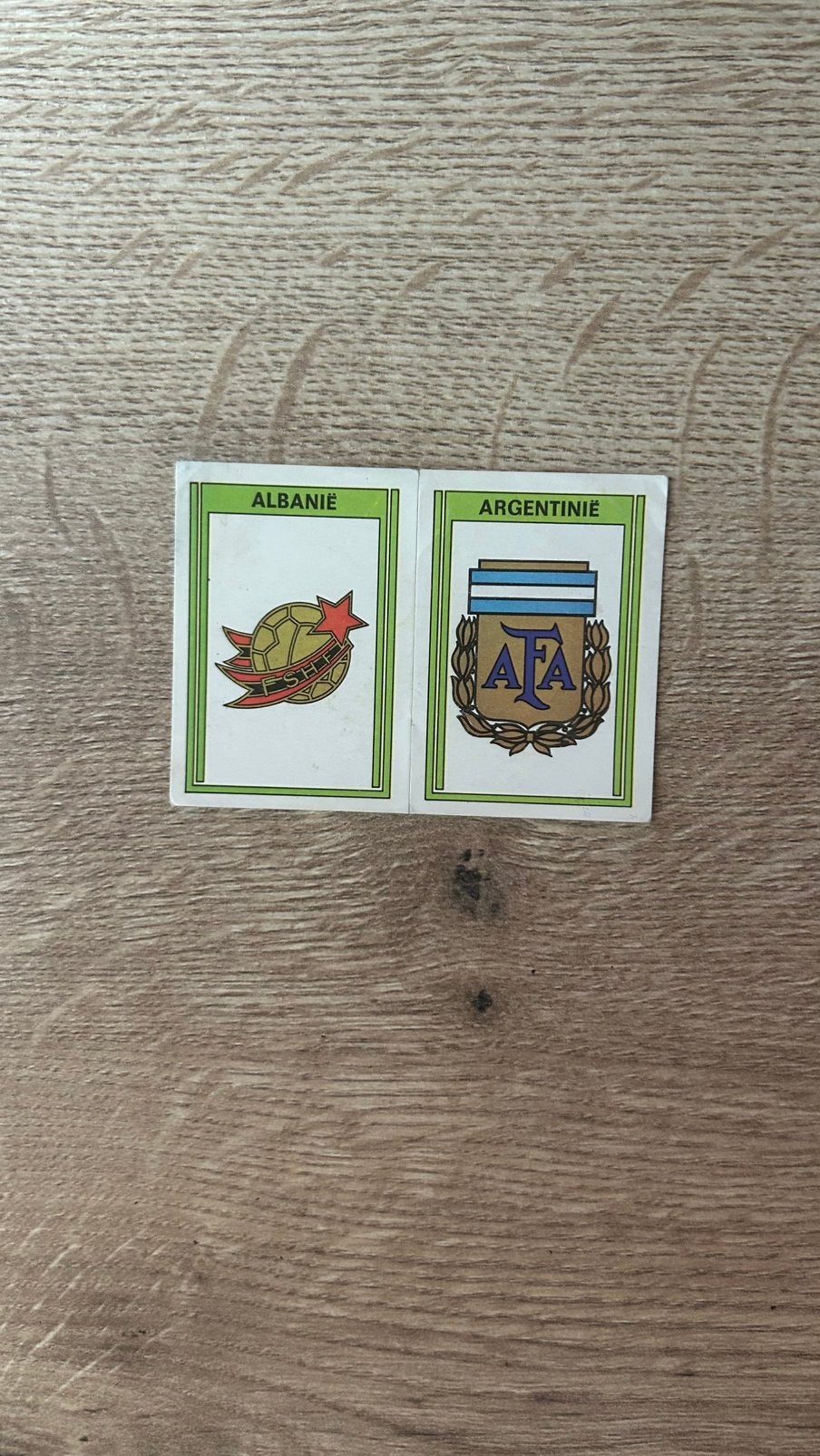 Panini Voetbal 78 plaatje emblemen Albanië en Argentinië, Ophalen of Verzenden, Zo goed als nieuw, Sticker