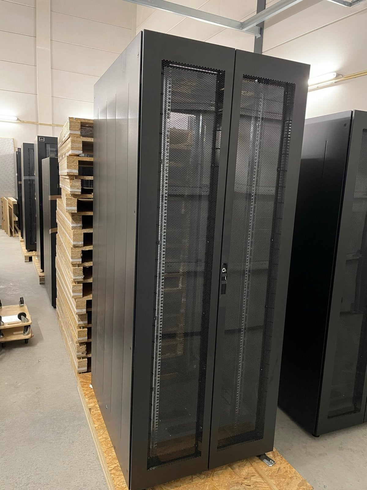 Emerson Knürr / Vertiv DCM 42U Serverkast - 24 stuks, Ophalen, Gebruikt, Geperforeerd, Geperforeerd