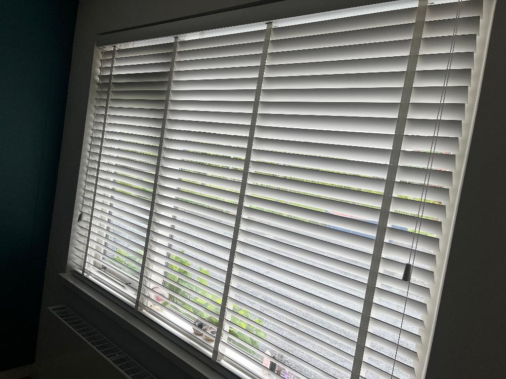 Raambekleding witte houten jaloezieën 50mm diverse maten:, Huis en Inrichting, Stoffering | Gordijnen en Lamellen, Gebruikt, Minder dan 100 cm