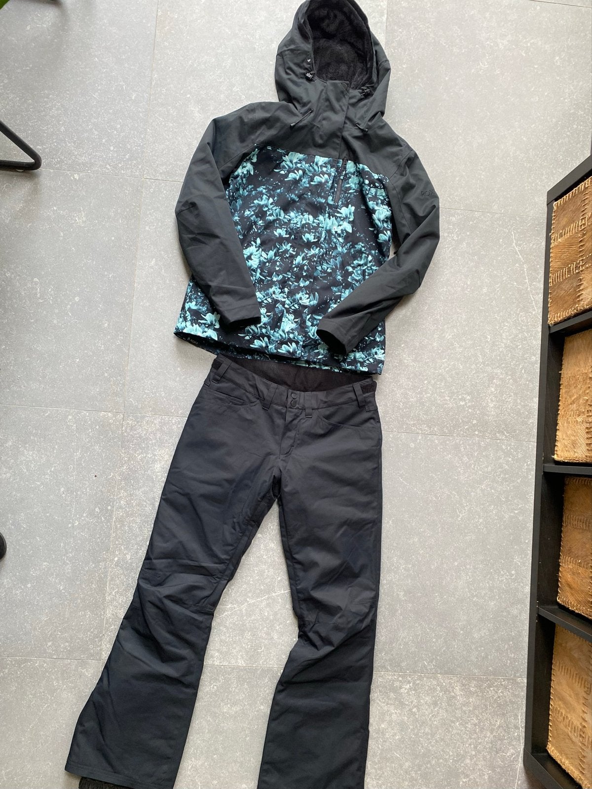 Roxy ski-set: jas (S), broek (M) en col - Zwart/Blauw, Ophalen of Verzenden, Zo goed als nieuw, Maat 36 (S), Pak