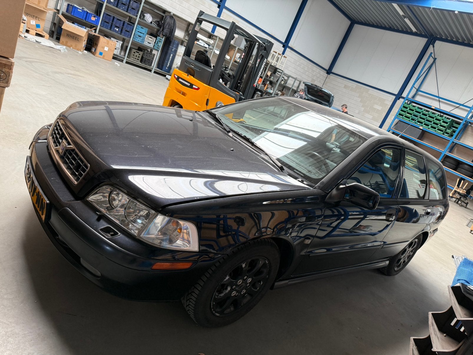 Volvo V40 2.0 I 16V 2004 Zwart, Auto's, Voorwielaandrijving, 1948 cc, 4 cilinders, Zwart