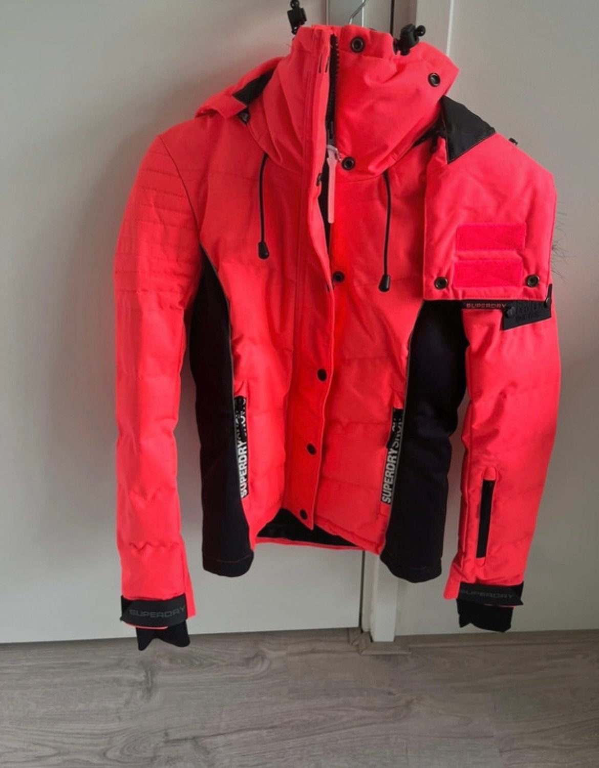 Superdry Snow Ski Edition V.3 Neon Roze Ski-jas, Ophalen of Verzenden, Zo goed als nieuw, Maat 34 (XS) of kleiner, Jack