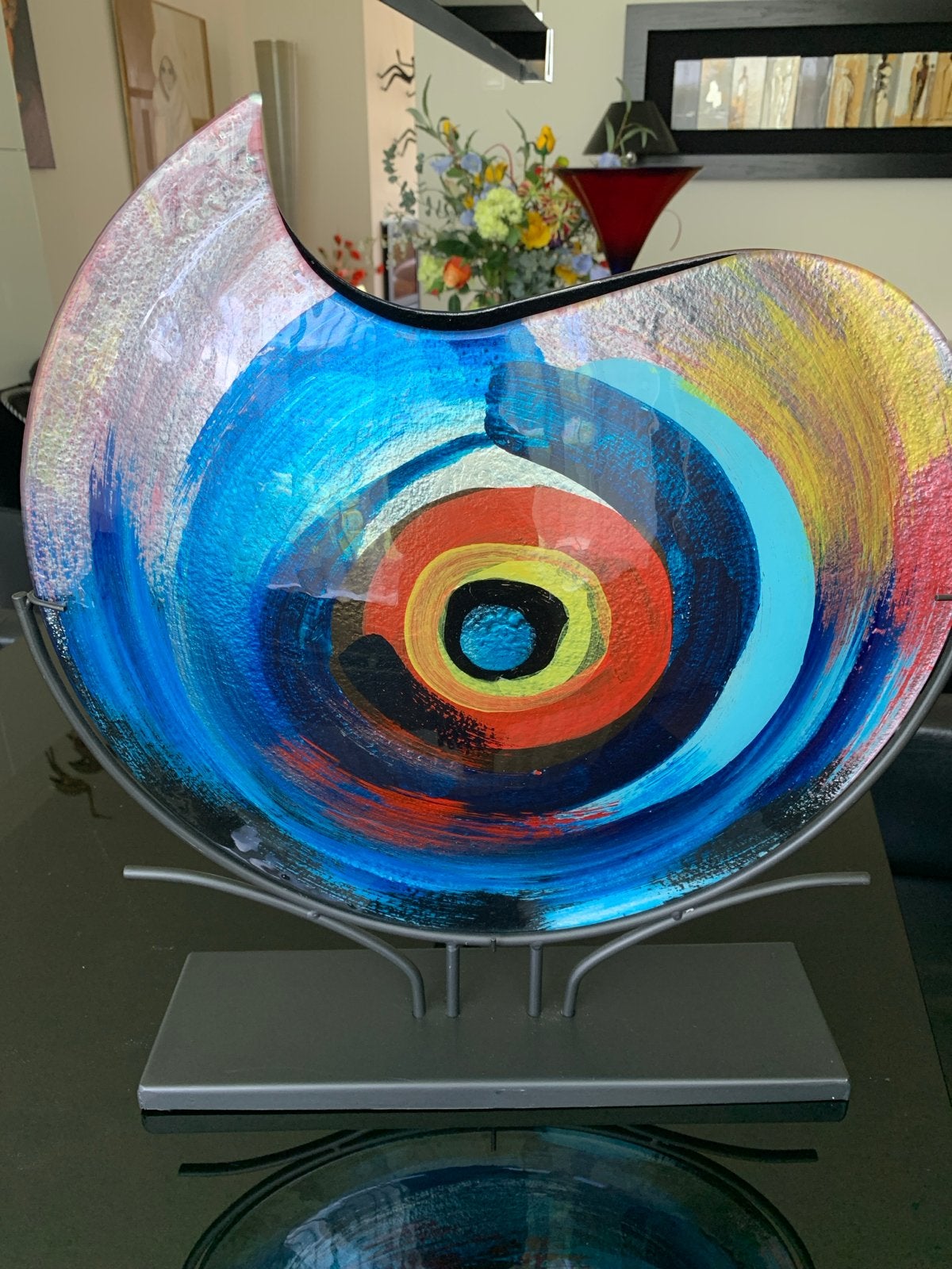 Kleurrijke glazen vaas op metalen standaard, Antiek en Kunst, Ophalen