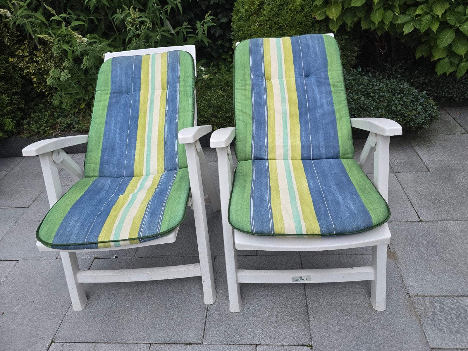 2 verstelbare witte kunststof tuinstoelen met kussens, Ophalen, Gebruikt, Kunststof, Verstelbaar