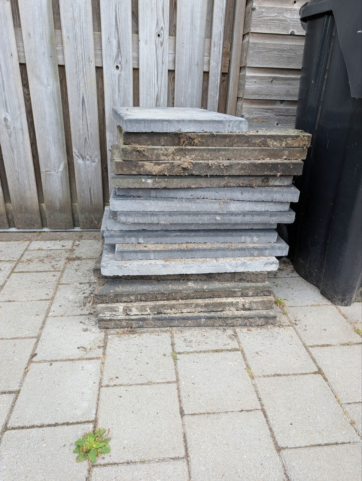 gratis af te hale 13 hele en 3 halve 60x60 antraciet tuinteg, Ophalen, Gebruikt, Beton, Terrastegels