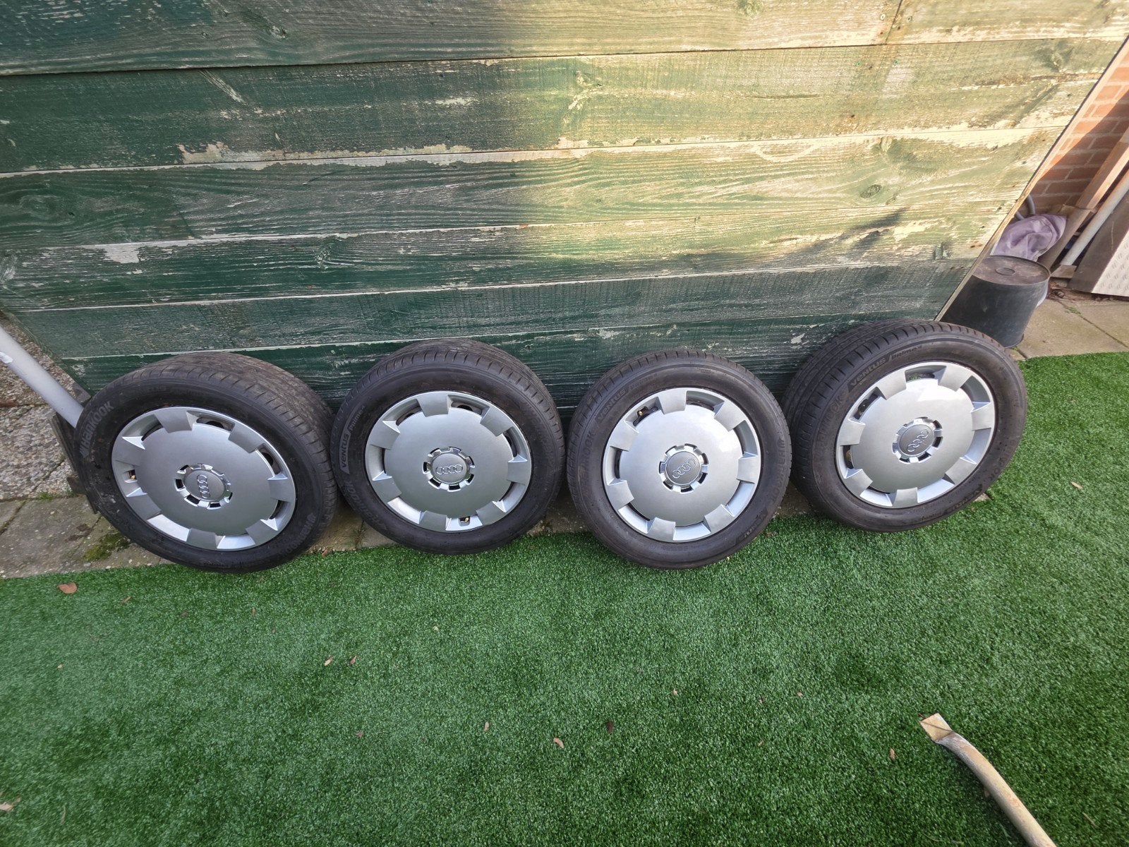 Zomerbanden 205/55R16 met velg en Audi wieldop (4 stuks), Auto-onderdelen, Ophalen, Gebruikt, 16 inch, Banden en Velgen