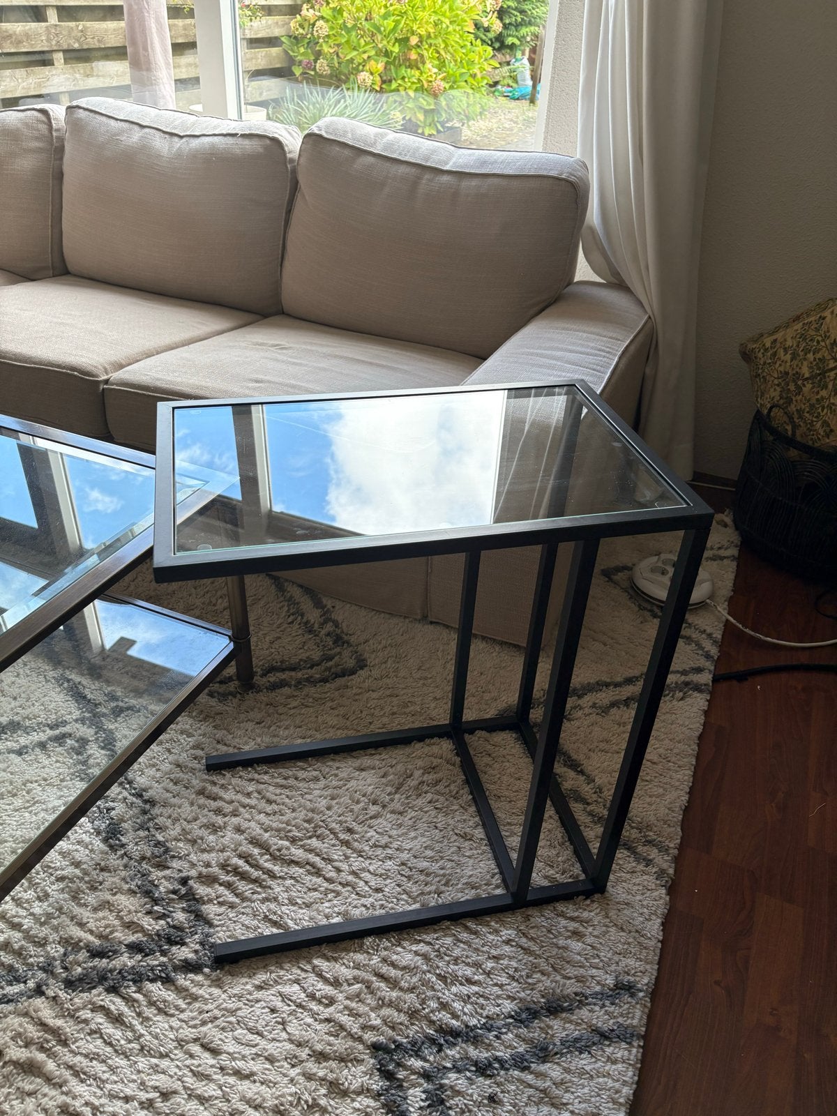IKEA VITTSJÖ bijzettafel met glasplaat, Ophalen, Gebruikt, Metaal of Aluminium, 55 tot 75 cm