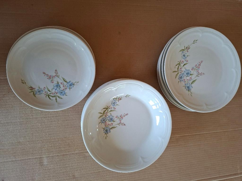 Vintage servies: met bloemetjes patroon., Gebruikt, Ophalen of Verzenden, Overige stijlen, Porselein