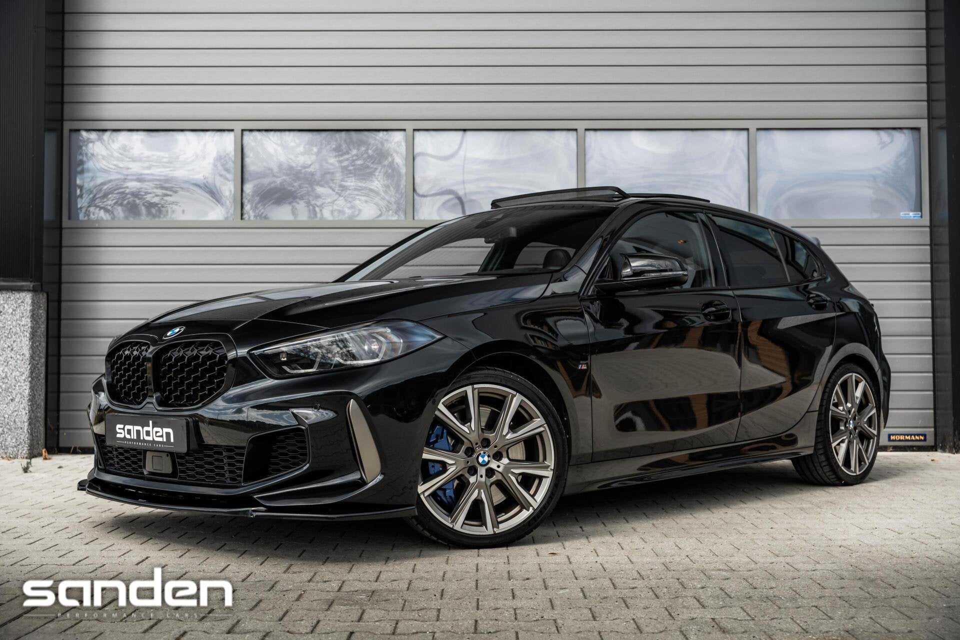 BMW 1-serie M135i xDrive M Sport|Pano|H/K|Sportstoel|HUD|LED, Auto's, 1998 cc, 4 cilinders, Zwart, Bedrijf