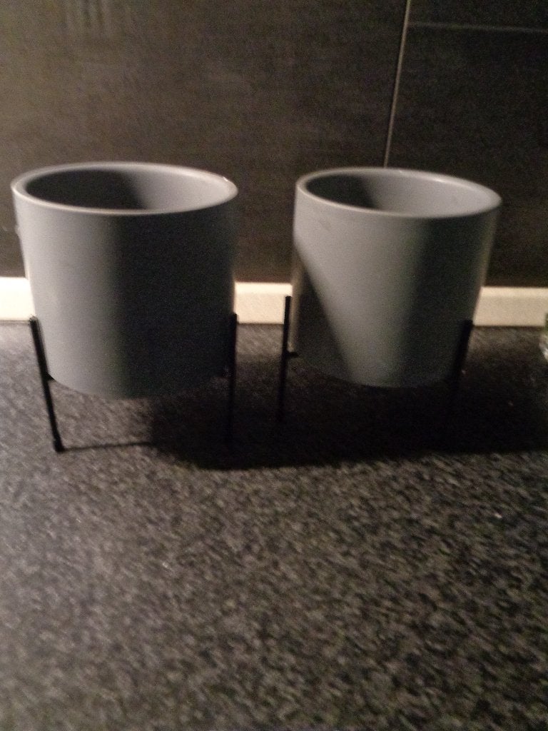 2 grijzen bloempotten op zwarte metalen pootjes, Tuin en Terras, Bloempotten, Rond, Ophalen of Verzenden, Zo goed als nieuw, Aardewerk