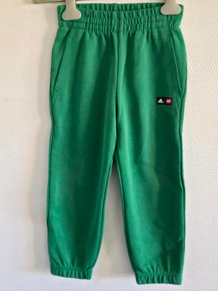 Adidas x LEGO jongens groene joggingbroek maat 110, Broek, Adidas x LEGO, Jongen of Meisje, Ophalen of Verzenden