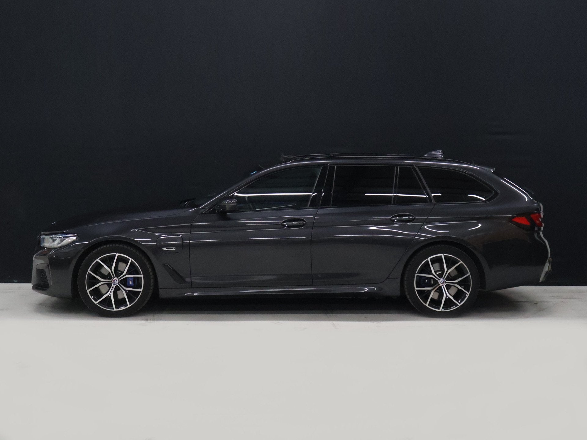 BMW 5 Serie Touring 530e M Sport [SCHUIFKANTELDAK, ELEKTRISC, Achterwielaandrijving, Gebruikt, 4 cilinders, 120 €/maand