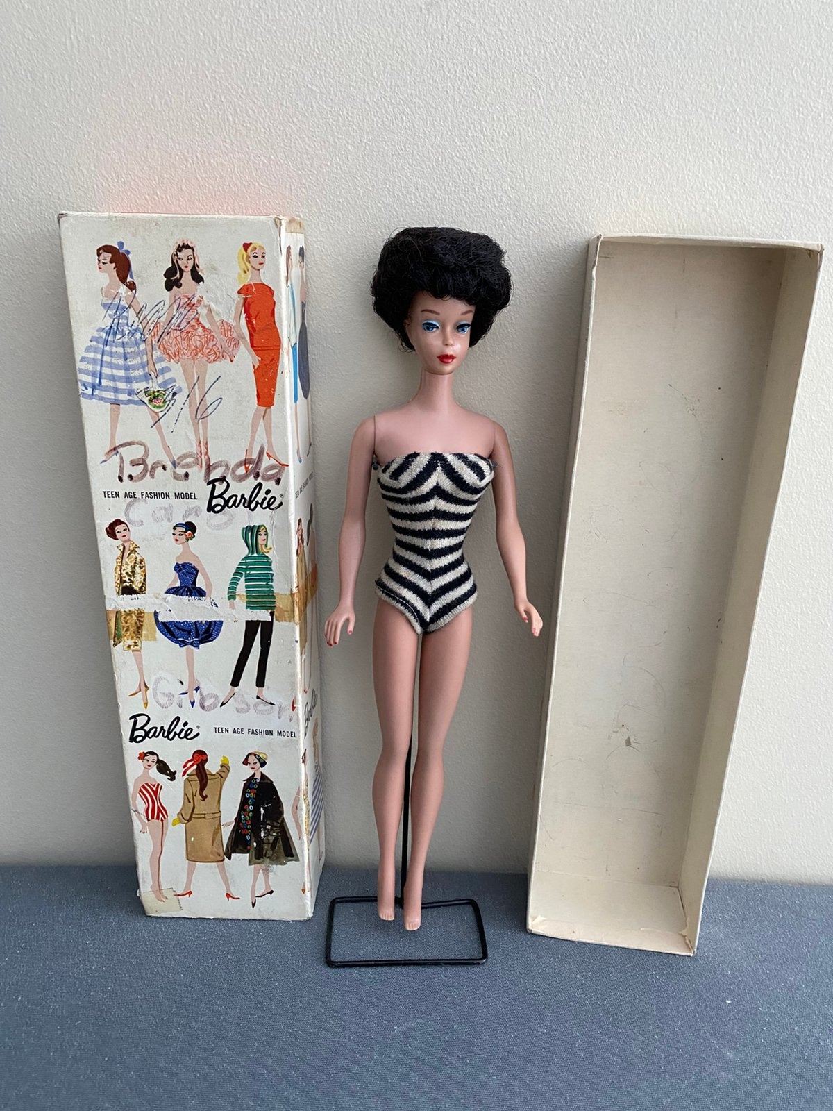 Vintage Barbie Bubble cut 1961 1 issue Mattel doos + stand, Ophalen of Verzenden, Pop