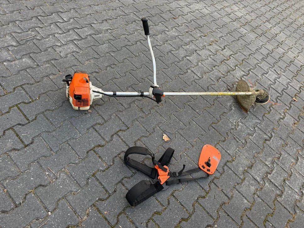 Stihl FS 250 Benzine Bosmaaier met Draagharnas, Tuin en Terras, Grasmaaiers, Ophalen, Cirkelmaaier, Gebruikt, Benzine-grasmaaier