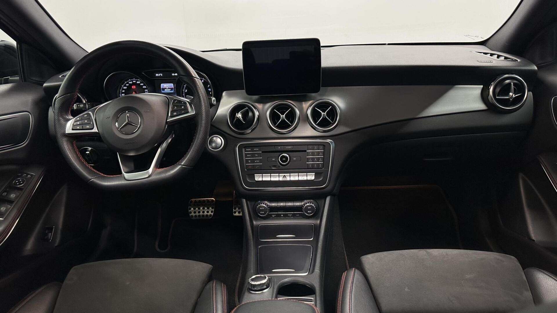 Mercedes GLA-klasse 180 Business Solution AMG Limited PANO C, Gebruikt, 4 cilinders, 1335 kg, Onderhoudsboekje