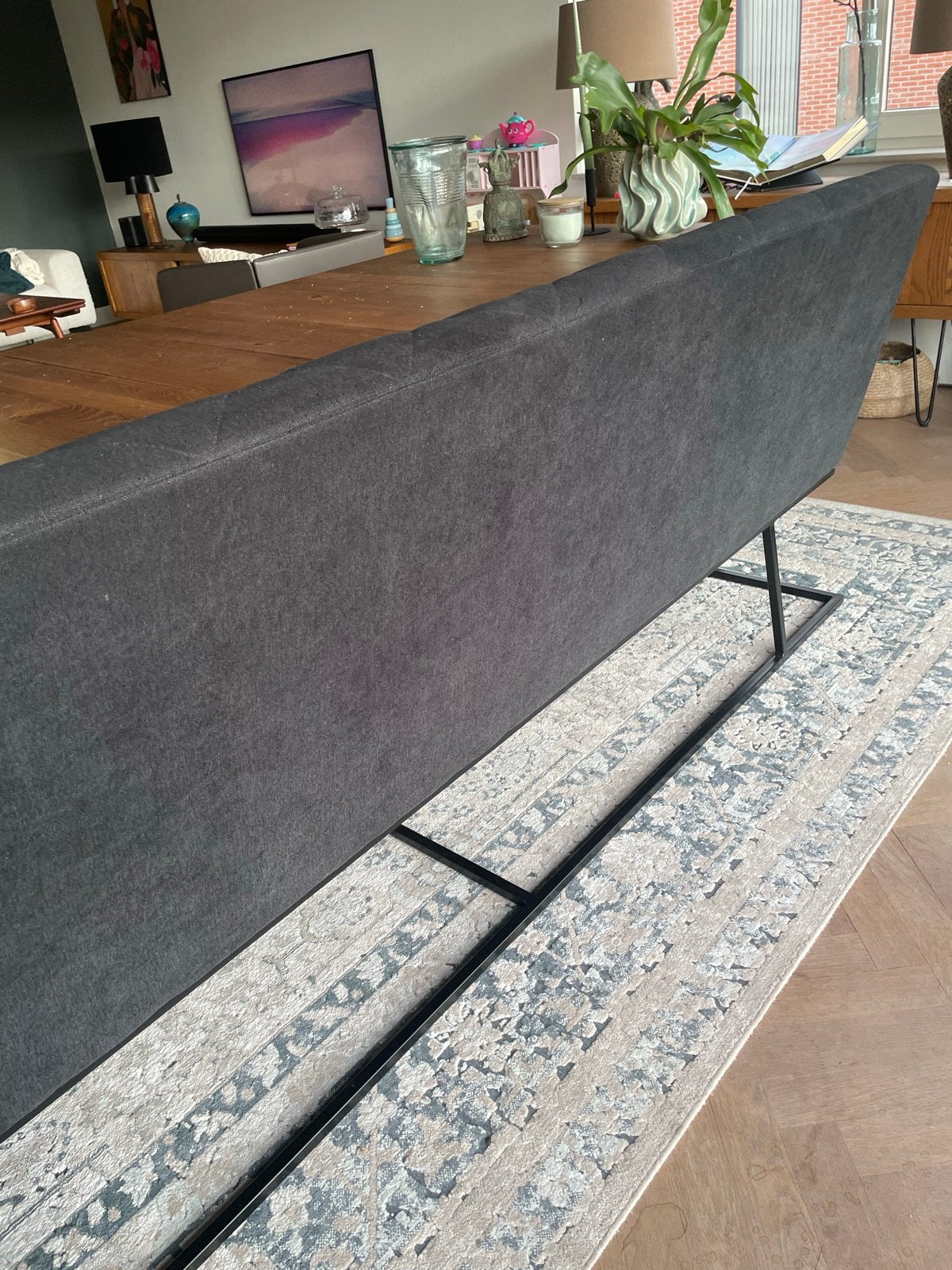 Zwarte eetkamerbank met metalen onderstel, Ophalen, Klassiek lengte 240 cm hoogte zitting 48 hoogte leuning 94 cm, Zwart, Zo goed als nieuw