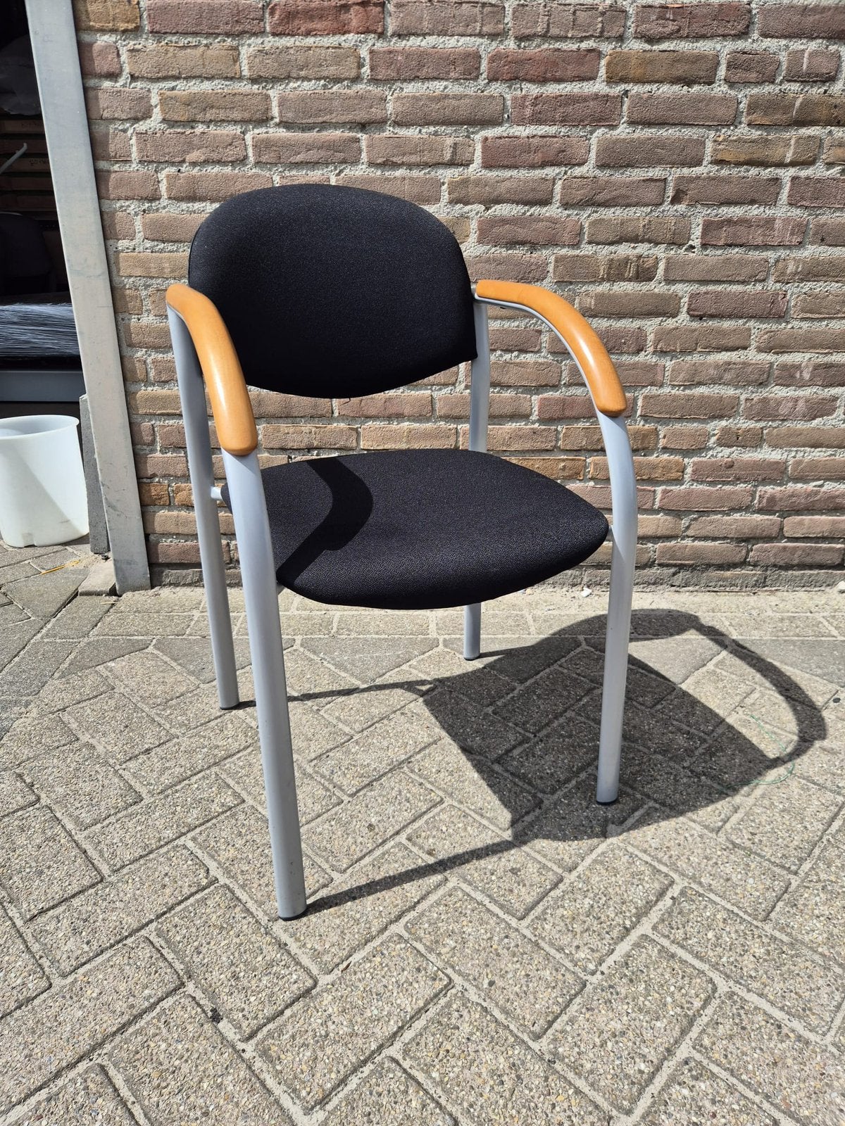 Vergaderstoel met grijs frame en zwarte stoffen bekleding, Ophalen