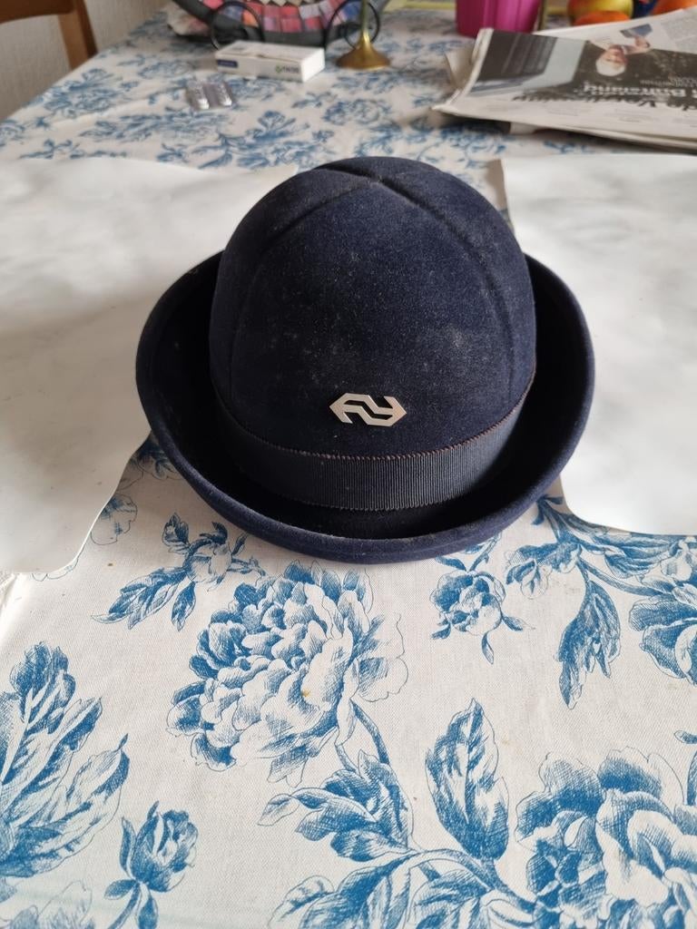 Te koop: moderne donkerblauwe NS  dames conductrice pet, Verzamelen, Ophalen of Verzenden, Gebruikt, Trein, Overige typen