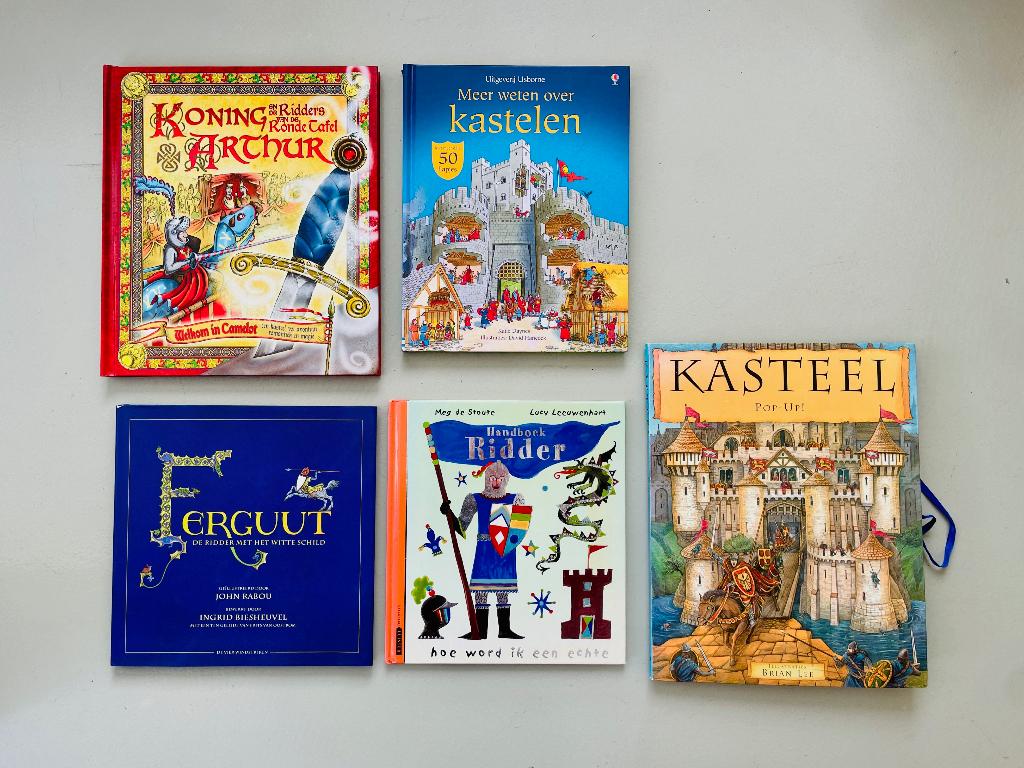 5 mooie boeken over RIDDERS KASTELEN Koning Arthur pop-up, Ophalen of Verzenden, Zo goed als nieuw