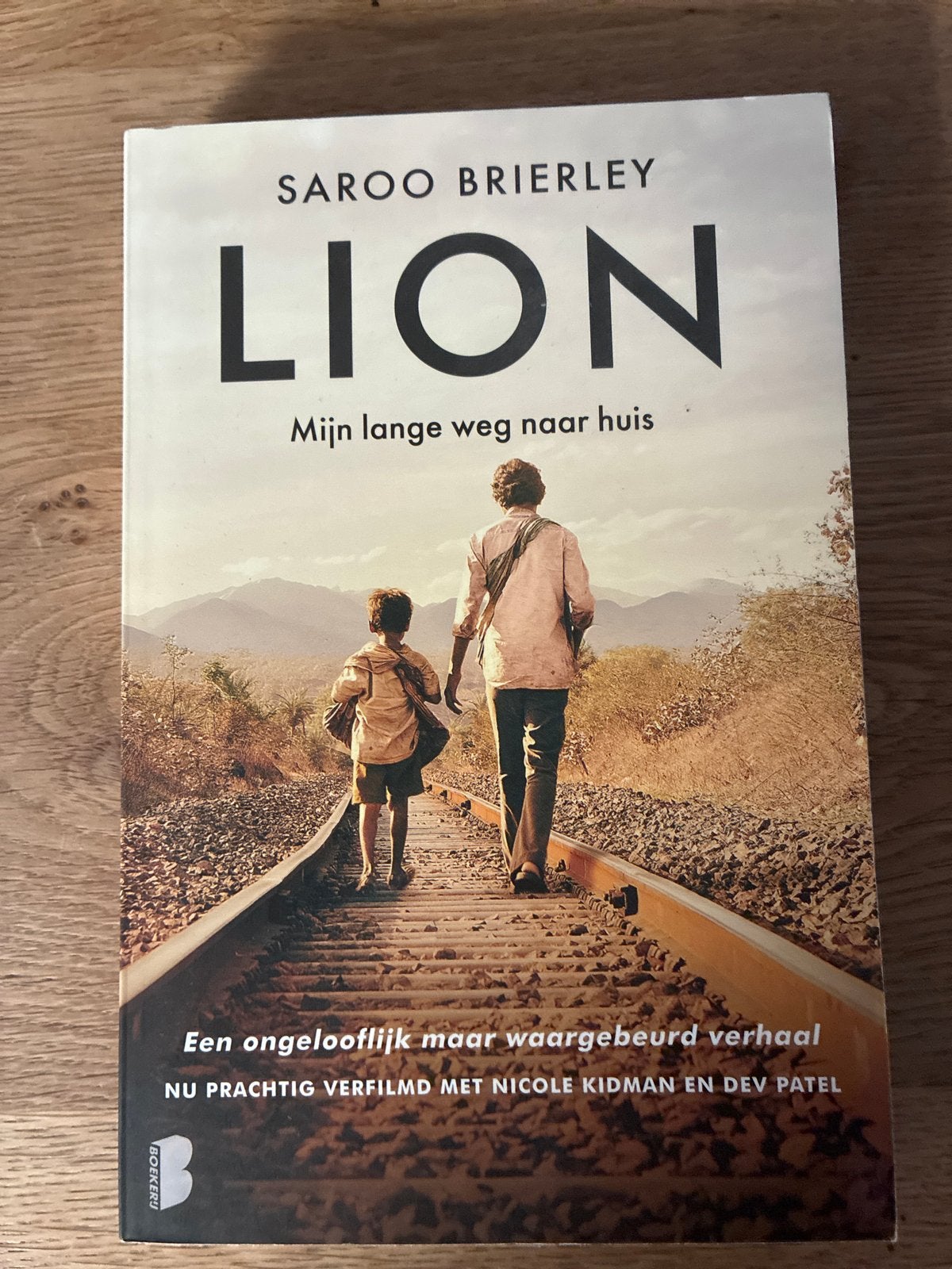 Lion: Mijn lange weg naar huis - Saroo Brierley, Boeken, Ophalen of Verzenden, Gelezen