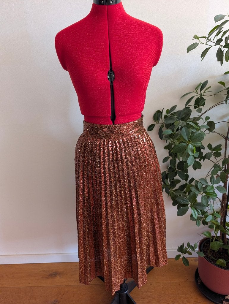 Sézane geplooide pailletten rok koper/brons maat 36, Kleding | Dames, Rokken, Zo goed als nieuw, Maat 36 (S), Goud, Onder de knie