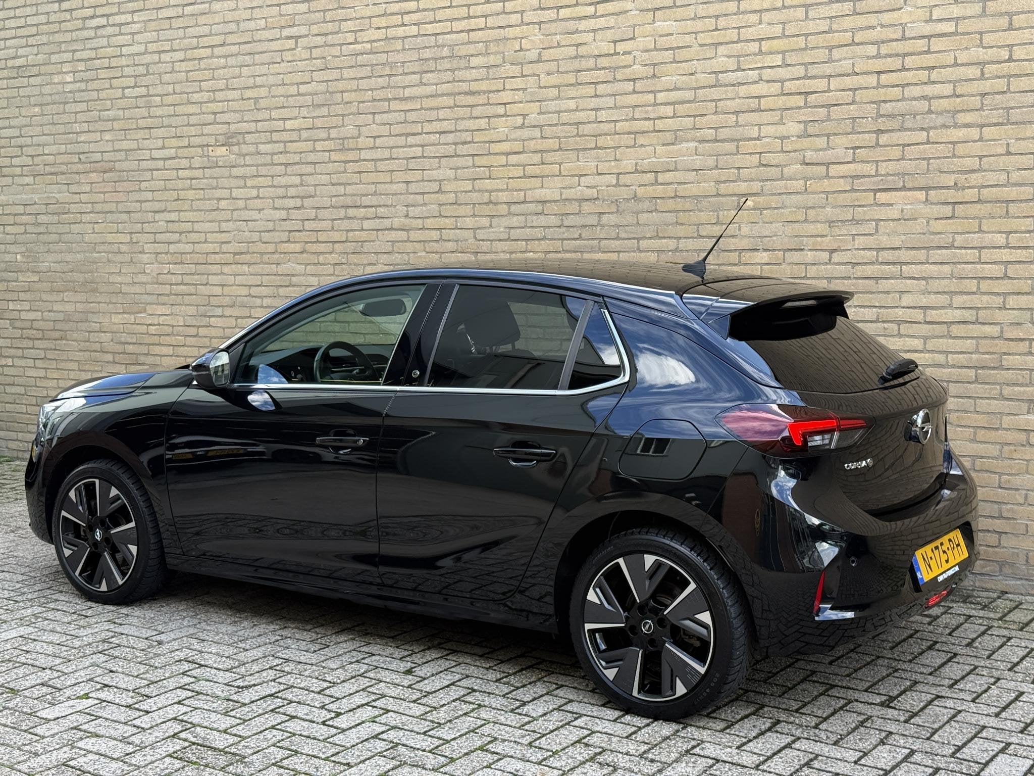 Opel Corsa-e Elegance 50kWh | Camera | Cruise control | Navi, Gebruikt, Zwart, Zwart, Origineel Nederlands