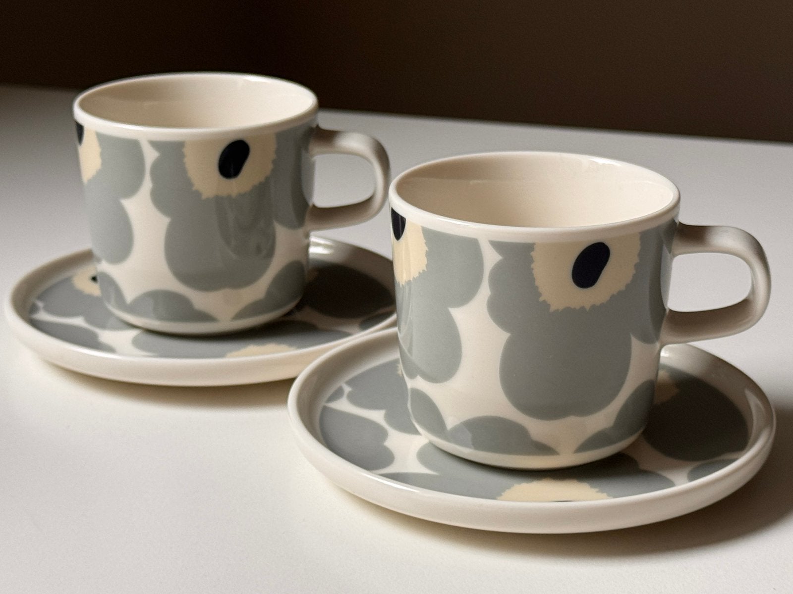 2 kleine Oiva Unniko Marimekko kopjes met schotels ZGAN, Huis en Inrichting, Keuken | Servies, Ophalen of Verzenden, Zo goed als nieuw