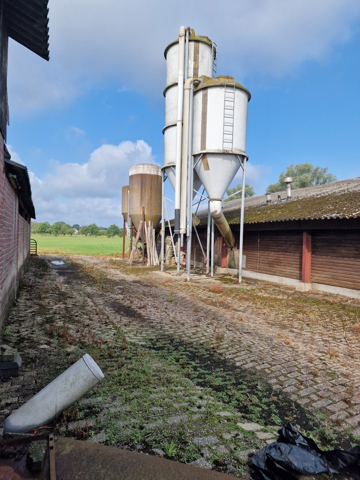 2 polyesterveevoeder silo,s met gegalvaniceerd onderstel, Dieren en Toebehoren, Ophalen, Vee